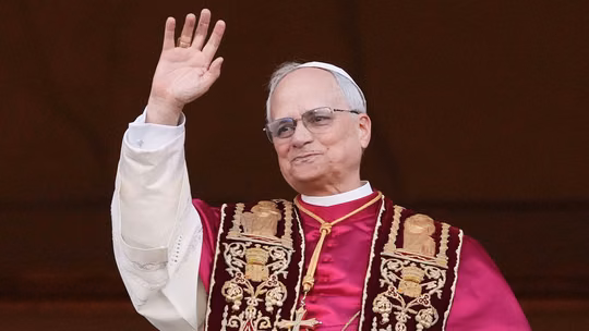 Javier Milei ya está pasando vergüenza ajena por su biógrafo Nicolás Márquez justo cuando llega el papa León XIV en noviembre. El timing es de no creer.
