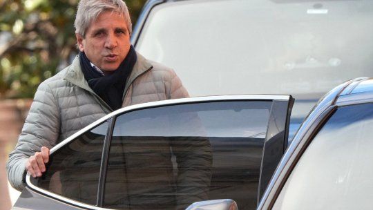 Luis Caputo generó polémica al contar que sus dos hijos trabajan gratis en el Estado. Luis Caputo generó polémica al contar que sus dos hijos trabajan gratis en el Estado.