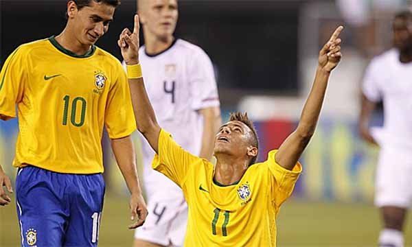 Elano mira la joven estrella, mientras que Neymar celebra un gol con Brasil