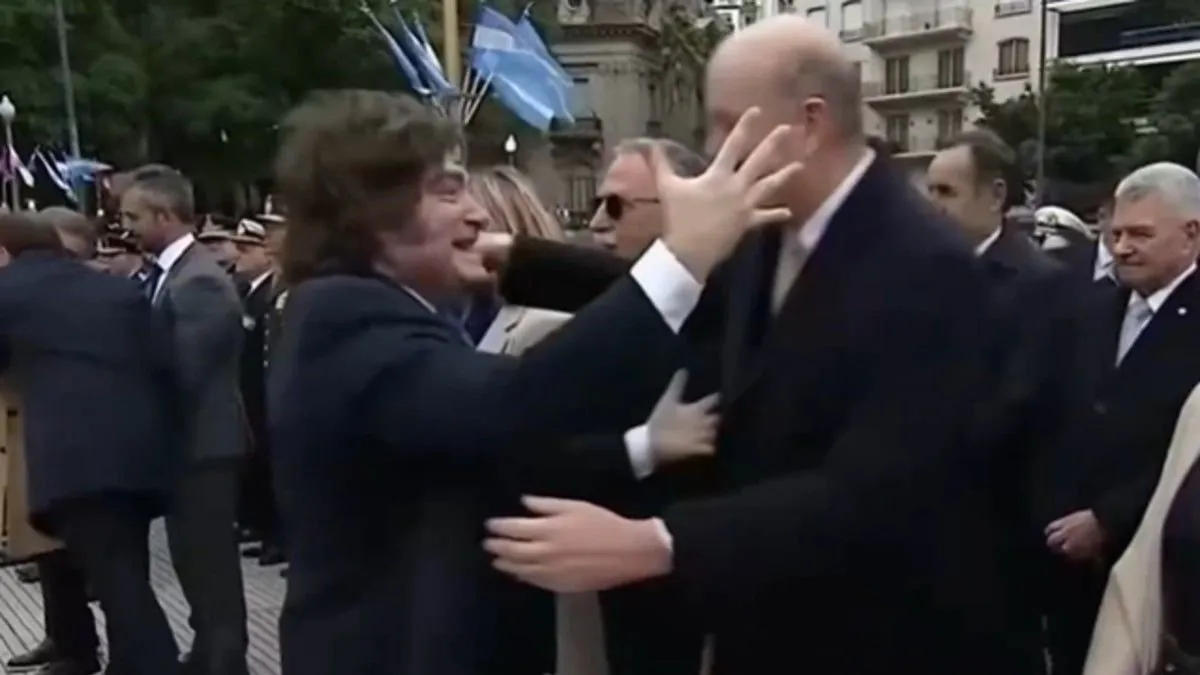 Javier Milei y un eufórico abrazo con Federico Sturzenegger. Javier Milei y un eufórico abrazo con Federico Sturzenegger.