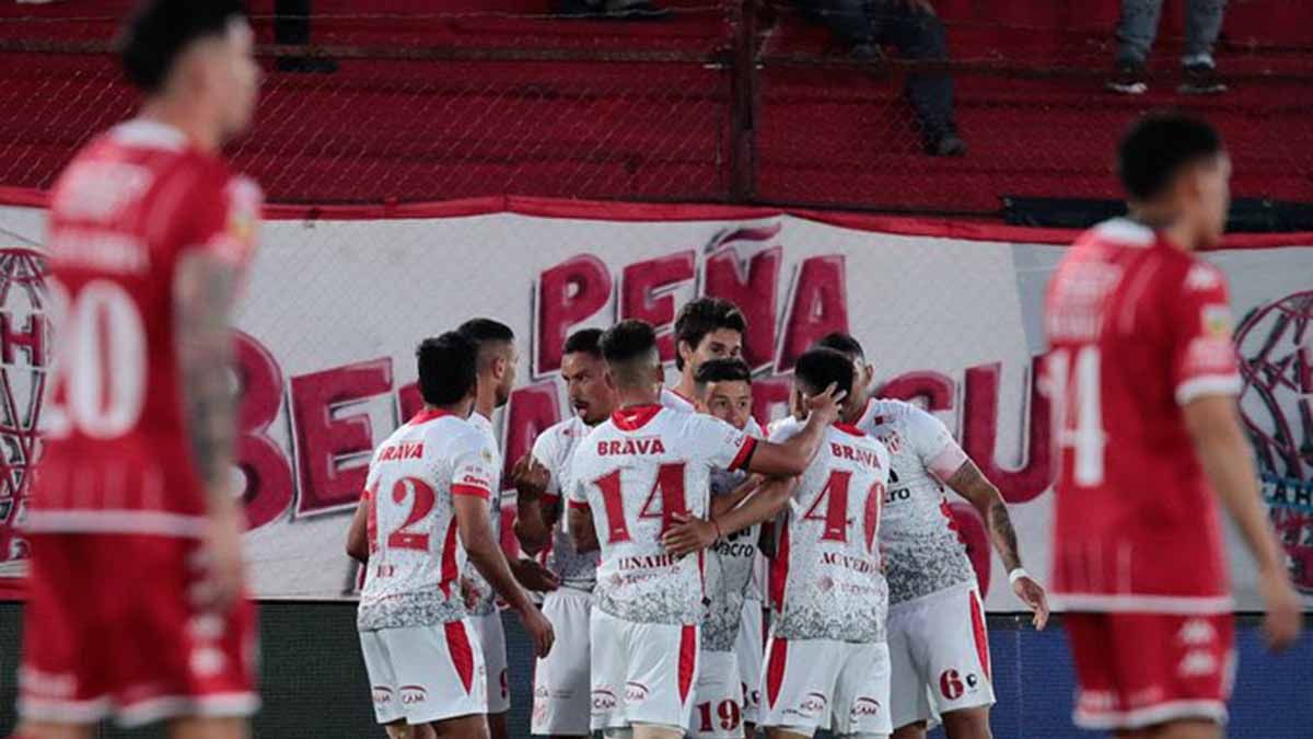 Huracán sufrió una goleada 3-1 frente a Instituto de Córdoba y se hunde en la tabla de descenso mientras que Arsenal descendió pese a empatar 1-1 con Talleres.