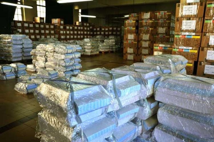 Urnas y boletas para el comicio.