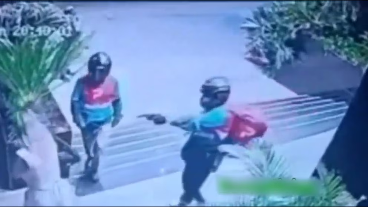 Los agresores en el momento de los 4 disparos con una 9 mm. Los agresores en el momento de los 4 disparos con una 9 mm.