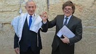 El contexto no podría ser más complejo. La visita al Muro de los Lamentos se produce en medio de una incertidumbre regional sin precedentes. Mientras el país atraviesa una tensa tregua tras meses de hostilidades contra Irán, la presencia de un jefe de Estado extranjero orando en el sitio más sagrado de la ciudad vieja envía una señal política poderosa. Para el gobierno de Benjamín Netanyahu, el respaldo de Javier Milei funciona como un oxígeno diplomático necesario El contexto no podría ser más complejo. La visita al Muro de los Lamentos se produce en medio de una incertidumbre regional sin precedentes. Mientras el país atraviesa una tensa tregua tras meses de hostilidades contra Irán, la presencia de un jefe de Estado extranjero orando en el sitio más sagrado de la ciudad vieja envía una señal política poderosa. Para el gobierno de Benjamín Netanyahu, el respaldo de Javier Milei funciona como un oxígeno diplomático necesario
