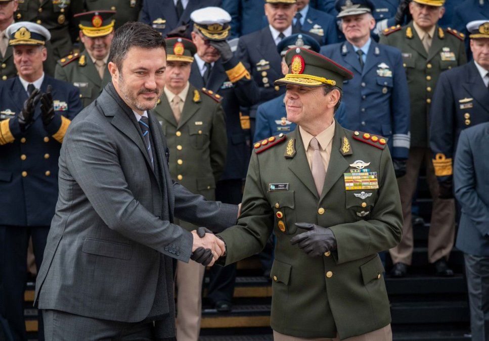 Luis Petri da la bienvenida a la cartera de Defensa al Tte. Gral. Carlos Presti Luis Petri da la bienvenida a la cartera de Defensa al Tte. Gral. Carlos Presti
