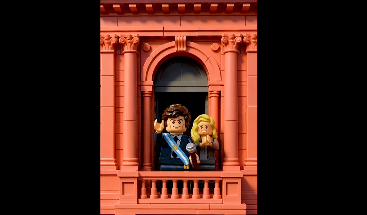 Javier Milei "se metió" en la historia con un video que subió este 25 de Mayo donde se compara con otros próceres, y aparece él y Karina en el balcón de la Casa Rosada. Foto: Instagram Javier Milei "se metió" en la historia con un video que subió este 25 de Mayo donde se compara con otros próceres, y aparece él y Karina en el balcón de la Casa Rosada. Foto: Instagram