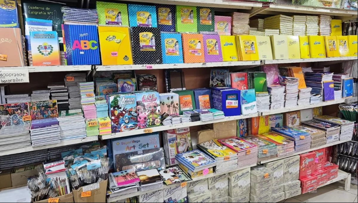 Outlet de útiles escolares causa furor en Buenos Aires.
