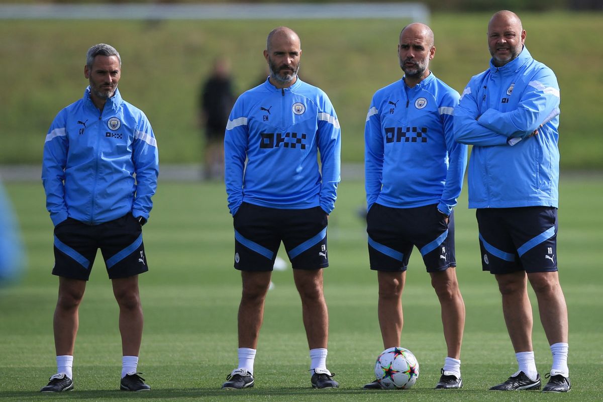 Enzo Maresca ya conoce la estructura del Manchester City: trabajó junto a Pep Guardiola como asistente y ahora podría volver al Etihad como sucesor del técnico catalán. Enzo Maresca ya conoce la estructura del Manchester City: trabajó junto a Pep Guardiola como asistente y ahora podría volver al Etihad como sucesor del técnico catalán.