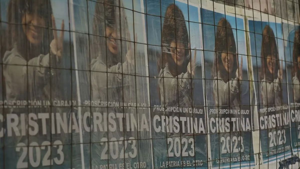 Los alrededores de la sede del PJ se llenaron del clamor por CFK.