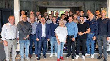 Rosario recibe la marcha de ACIERA que dirigen Christian Hooft, Carlos Belart, Rafael Pedace y Felipe De Stefani. Rosario recibe la marcha de ACIERA que dirigen Christian Hooft, Carlos Belart, Rafael Pedace y Felipe De Stefani.