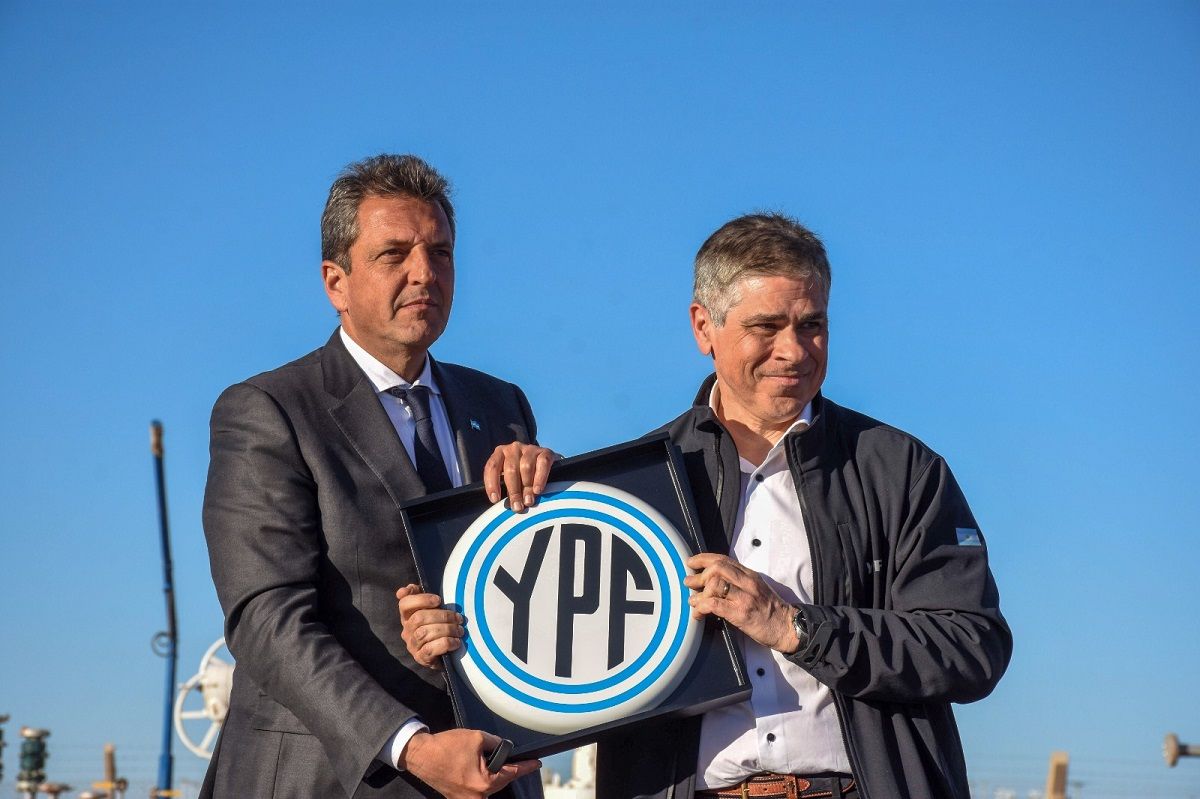 Tras las elecciones, crecen las dudas sobre el futuro de Pablo González al frente de YPF en un posible gobierno de Sergio Massa. Tras las elecciones, crecen las dudas sobre el futuro de Pablo González al frente de YPF en un posible gobierno de Sergio Massa.