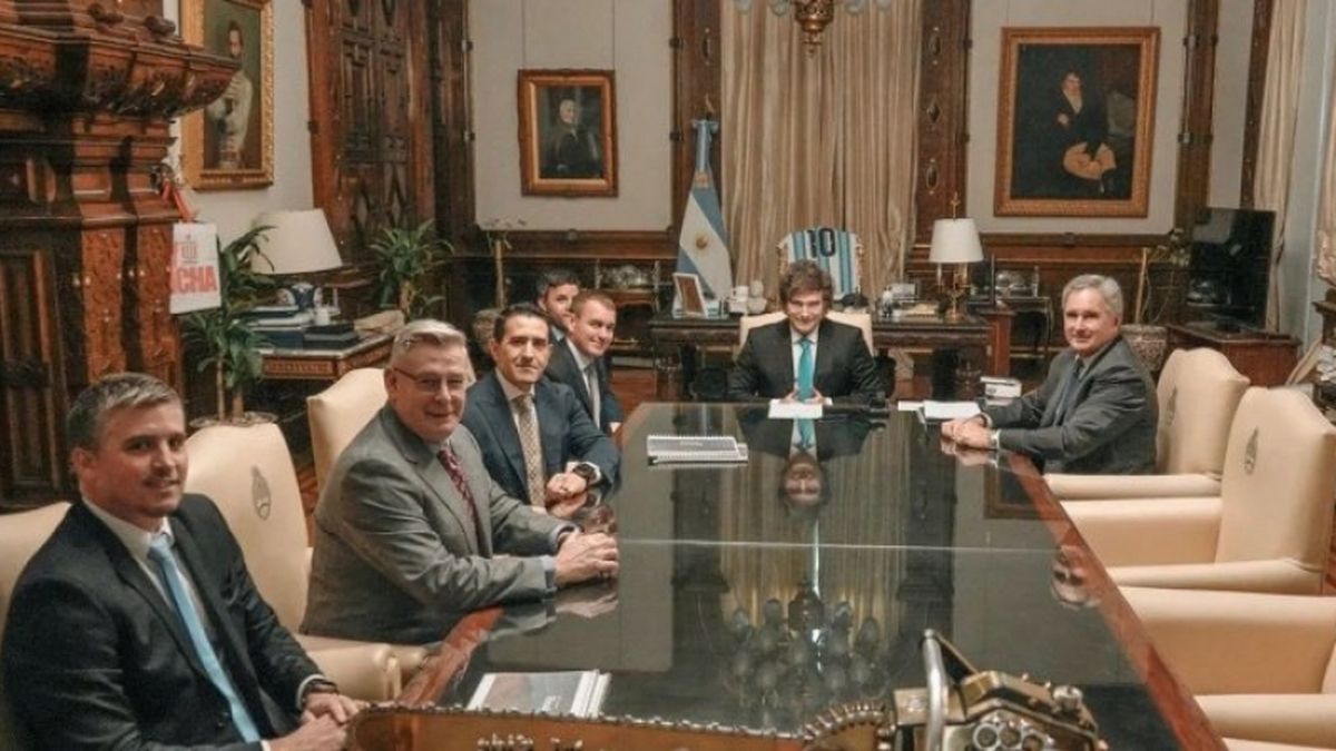 Junto a Milei en Casa Rosada estuvo el canciller, Pablo Quirno, y por parte de las empresas participaron Jack Lundin, CEO de Lundin Mining; Carlos Ramírez, vicepresidente en BHP de la Joint Venture Vicuña y presidente del Directorio; Ron Hochstein, CEO de Vicuña Corp.; y José Morea, director para Argentina y Chile de Vicuña Corp. Junto a Milei en Casa Rosada estuvo el canciller, Pablo Quirno, y por parte de las empresas participaron Jack Lundin, CEO de Lundin Mining; Carlos Ramírez, vicepresidente en BHP de la Joint Venture Vicuña y presidente del Directorio; Ron Hochstein, CEO de Vicuña Corp.; y José Morea, director para Argentina y Chile de Vicuña Corp.