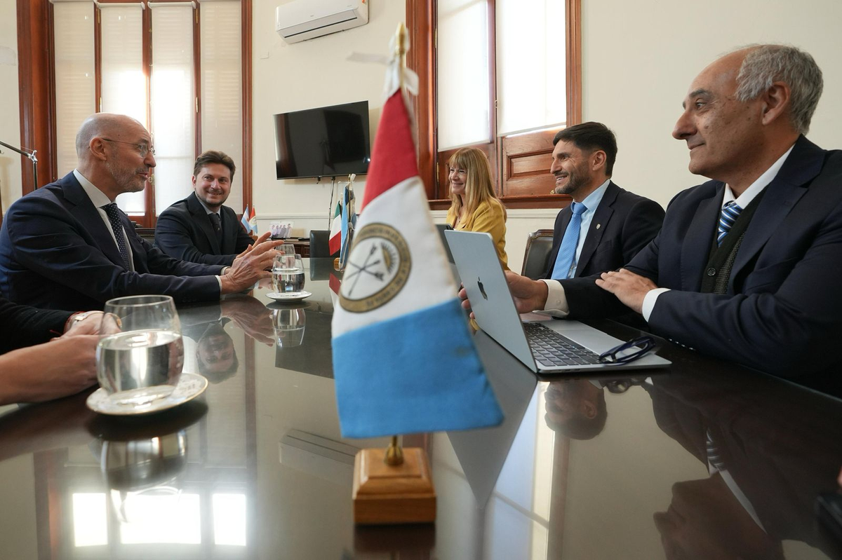 El gobernador santafesino recibió a Nicoletti y acordó fortalecer la cooperación bilateral en áreas productivas, científicas y culturales, con foco en nuevas oportunidades de desarrollo e intercambio. El gobernador santafesino recibió a Nicoletti y acordó fortalecer la cooperación bilateral en áreas productivas, científicas y culturales, con foco en nuevas oportunidades de desarrollo e intercambio.