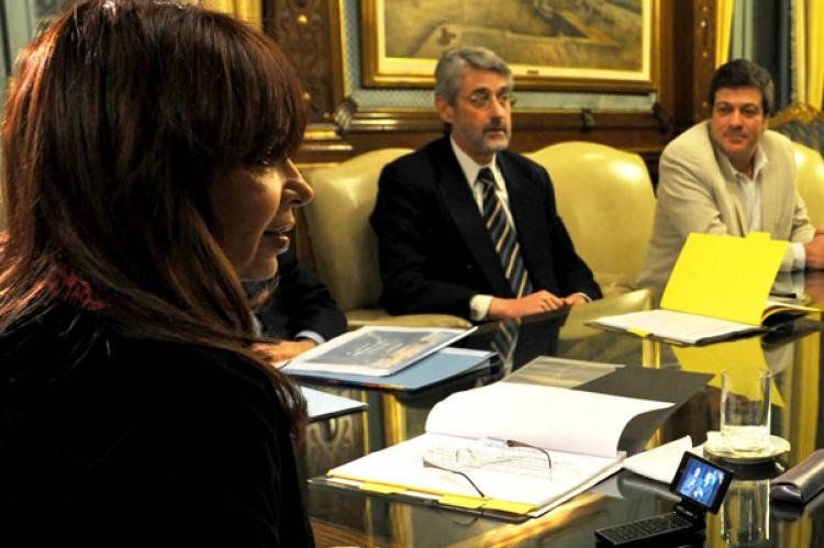 La presidenta de la Nación, Cristina Fernández de Kirchner, mira la televisación del futbol desde un telefono celular, en su despacho de la Casa Rosada. Foto: Presidencia de la Nación/Télam (21/08/2009).