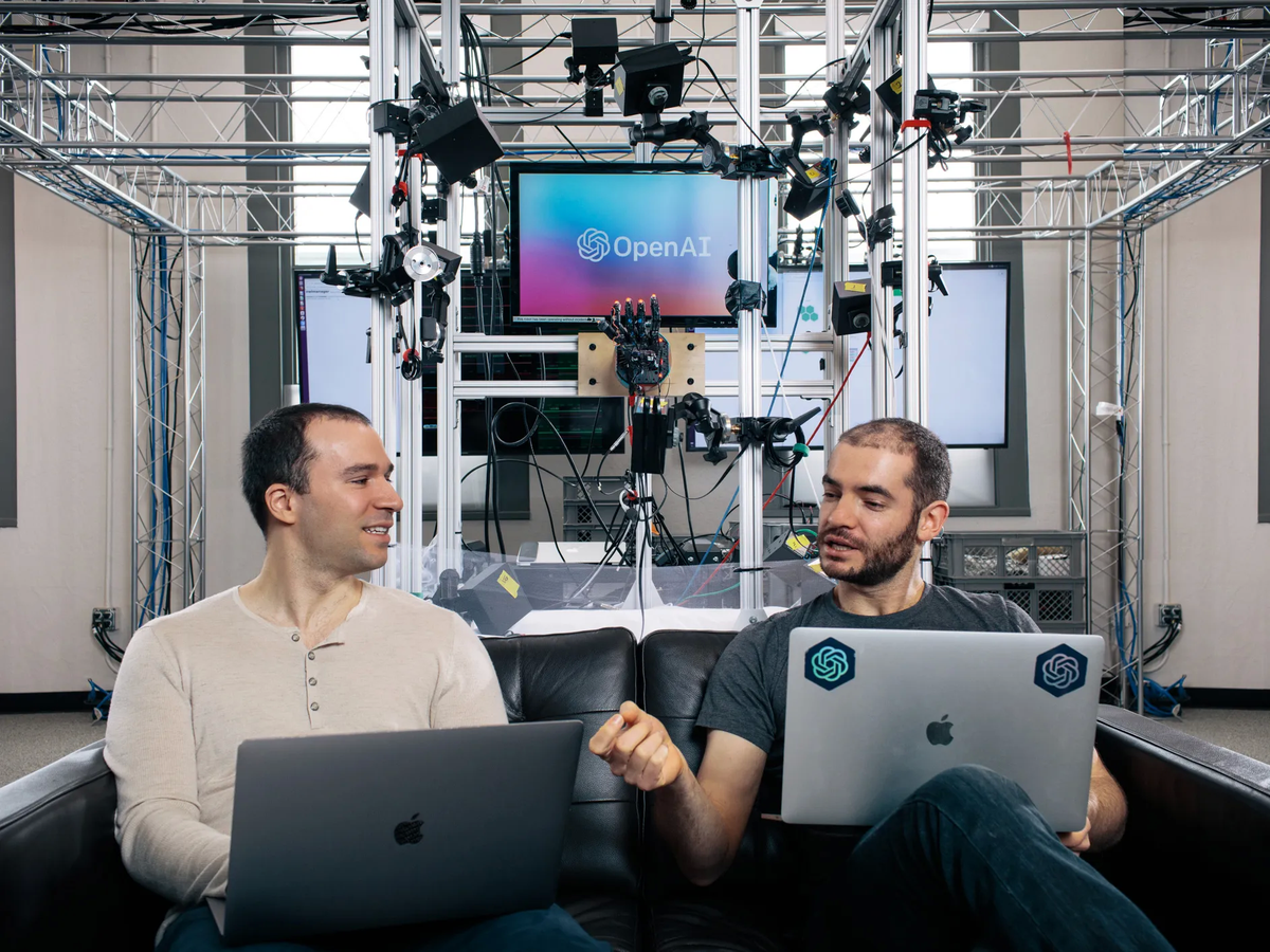 Ilya Sutskever, a la izquierda, científico jefe de OpenAI LP, junto a Greg Brockman, director de tecnología del grupo.