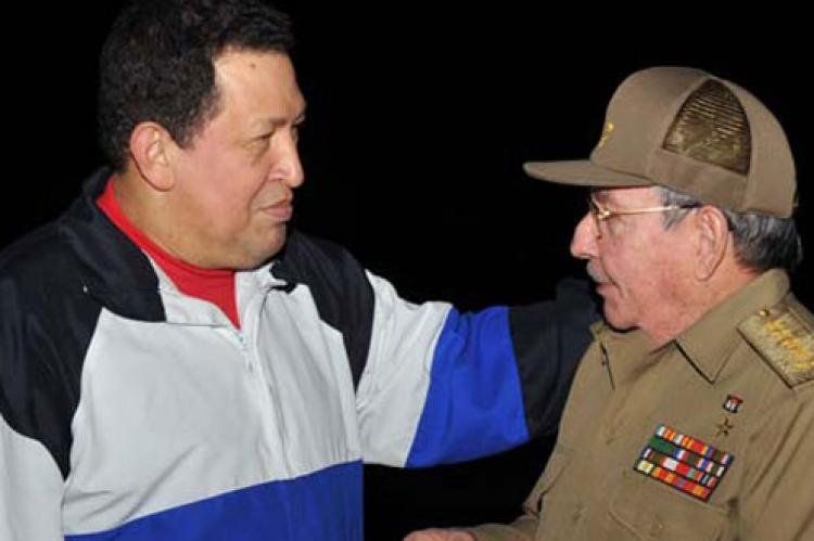 Hugo Chávez cuando arribó a Cuba para la operación y fue recibido por Raúl Castro.