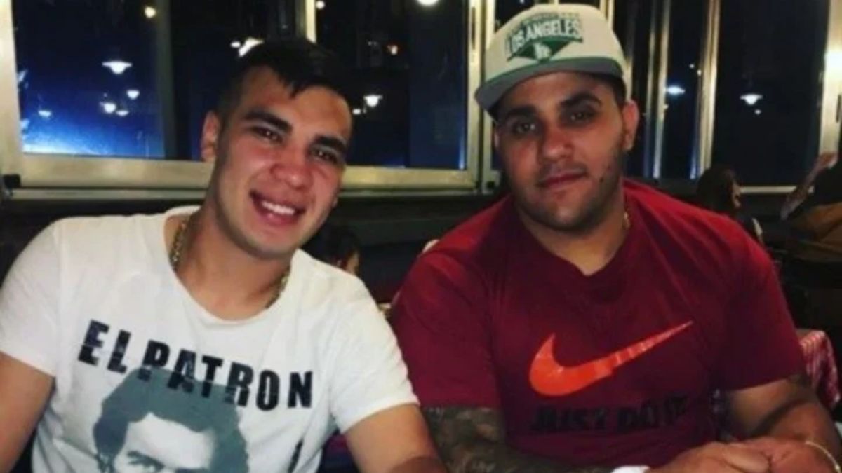 Kevin Torres, remera blanca, junto a El Gordo Joel, otro de los principales barras de Platense (Foto: Clarín) Kevin Torres, remera blanca, junto a El Gordo Joel, otro de los principales barras de Platense (Foto: Clarín)