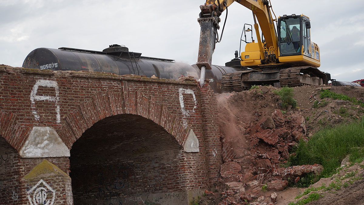 Gabriel Katopodis y el intendente de Bahía Blanca, Federico Susbielles, presenciaron la demolición del Puente Don Bosco. Gabriel Katopodis y el intendente de Bahía Blanca, Federico Susbielles, presenciaron la demolición del Puente Don Bosco.