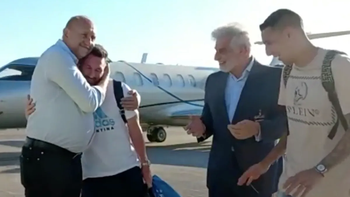 Pese a que Lionel Messi demostró su negativa a que lo politicen, el gobernador de Santa Fe Omar Perotti lo recibió y lo abrazó igual. Pese a que Lionel Messi demostró su negativa a que lo politicen, el gobernador de Santa Fe Omar Perotti lo recibió y lo abrazó igual.