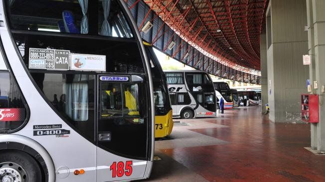 Ómnibus de larga distancia en la estación terminal en Retiro.