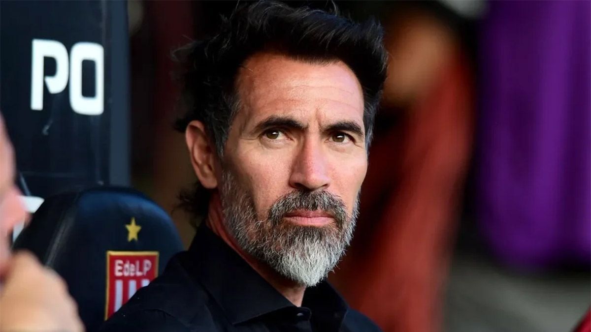 EduardoDomínguez volvió a disparar contra Juan Sebastián Verón tras la caída deEstudiantes de La Plata ante Argentinos Juniors y puso en duda su continuidad.