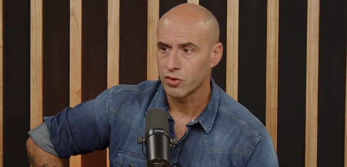 Esteban Trebucq se distanció de Milei y confesó que le pidió disculpas a Lali Espósito.