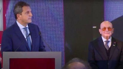 Sergio Massa derramó elogios, pero recomendó generar dólares