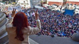Cristina Kirchner saluda este martes desde el balcón del Senado a los militantes que se acercaron a apoyarla.&nbsp;