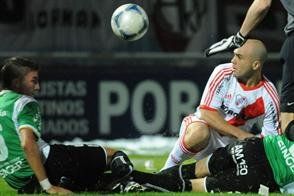 Aguirre, autor de un golazo pelea por la pelota.