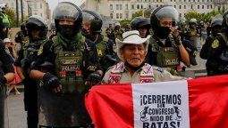 altText(El Congreso de Perú sesiona bajo estado de sitio)}
