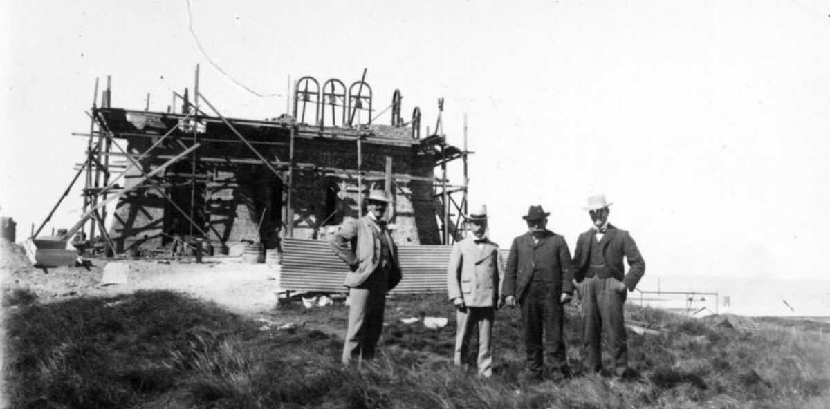 Aunque ignorado en su momento, Huergo siguió trabajando en grandes proyectos. Defendió el petróleo argentino, formó instituciones científicas y su diseño de puerto fue finalmente adoptado, aunque demasiado tarde. Aunque ignorado en su momento, Huergo siguió trabajando en grandes proyectos. Defendió el petróleo argentino, formó instituciones científicas y su diseño de puerto fue finalmente adoptado, aunque demasiado tarde.