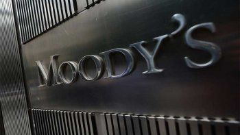 Moody's: Inversores perciben a Argentina como deudor más riesgoso que su calificación