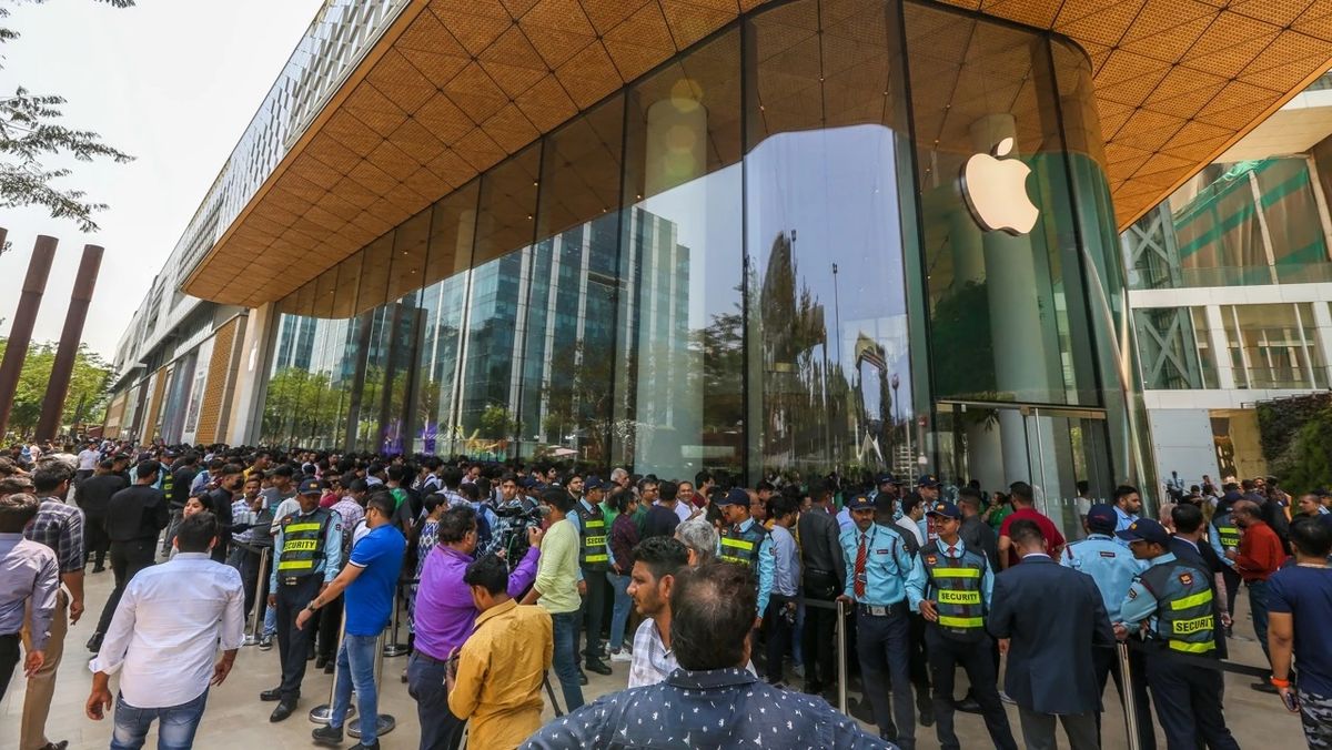 Las multitudes en Bombay, espectantes por ingresar a la primera tienda física de Apple de la región.