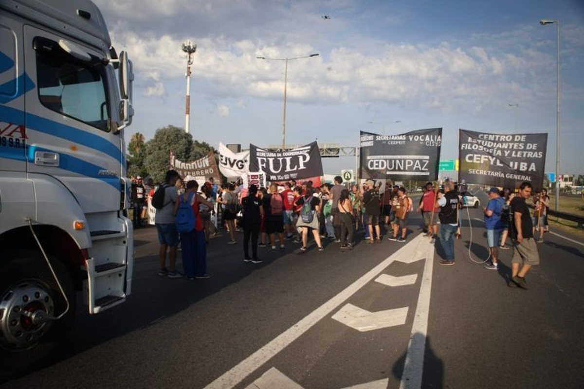 Los trabajadores afirman que la empresa aprovecha el avance de la reforma laboral.
