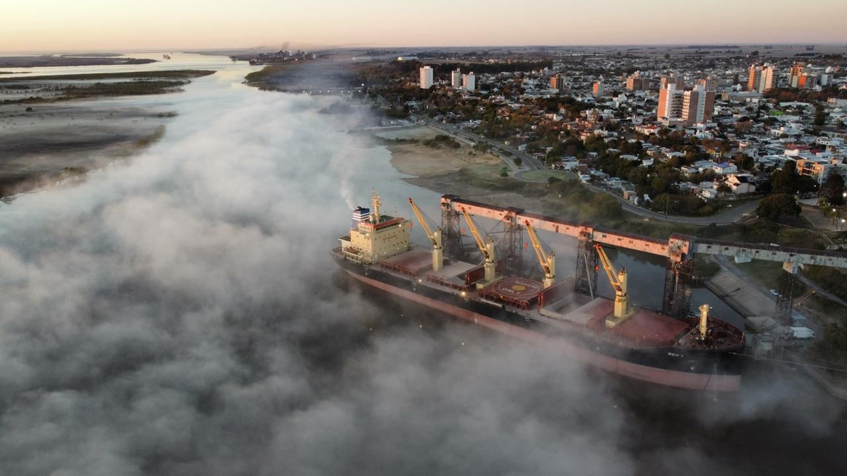 El movimiento conjunto de las terminales de Rosario, Santa Fe y Villa Constitución consolidó a la Provincia como eje logístico nacional, gracias a la expansión de los embarques agroindustriales y el salto en la operatoria contenerizada. El movimiento conjunto de las terminales de Rosario, Santa Fe y Villa Constitución consolidó a la Provincia como eje logístico nacional, gracias a la expansión de los embarques agroindustriales y el salto en la operatoria contenerizada.