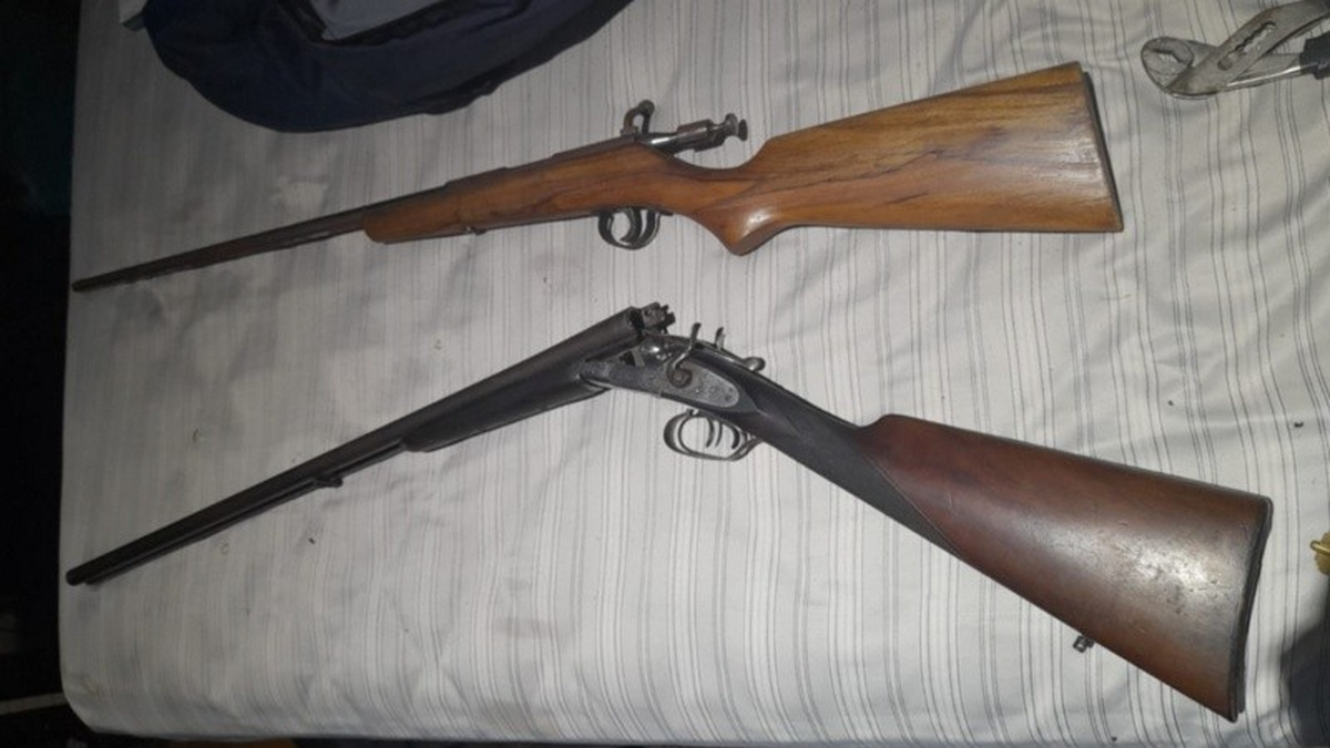 Dos de las escopetas secuestradas al hombre detenido Dos de las escopetas secuestradas al hombre detenido