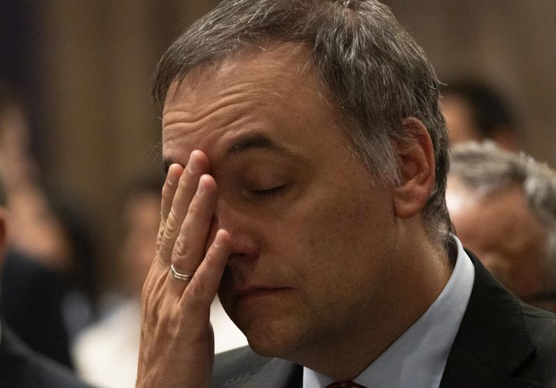 Manuel Adorni ya no puede ni tuitear...