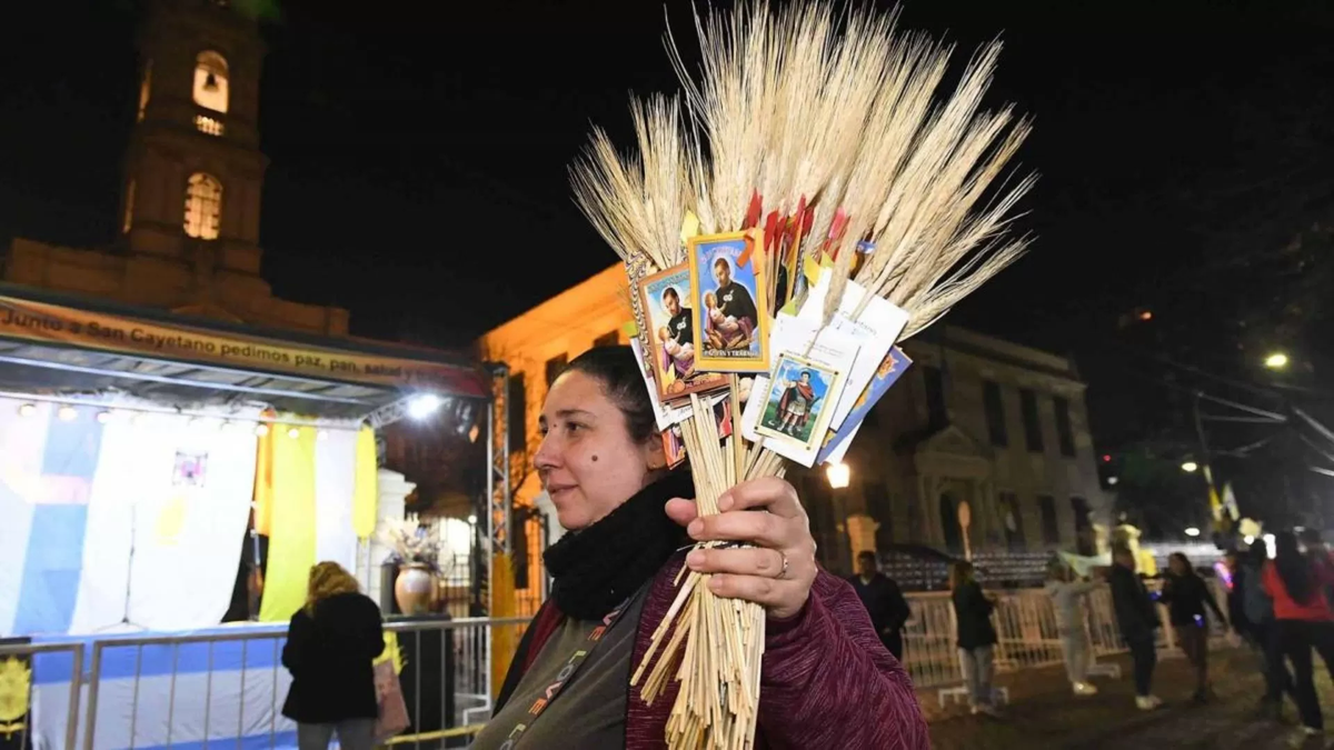 Cada 7 de agosto, miles de personas visitan las iglesias de San Cayetano en distintos puntos del país para pedirle trabajo o agradecerles las bendiciones que recibieron. Cada 7 de agosto, miles de personas visitan las iglesias de San Cayetano en distintos puntos del país para pedirle trabajo o agradecerles las bendiciones que recibieron.