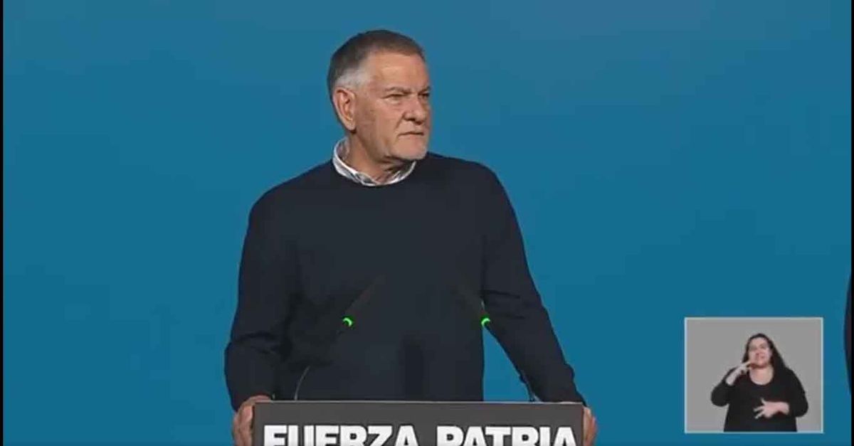Carlos Castagneto en el búnker de Fuerza Patria.