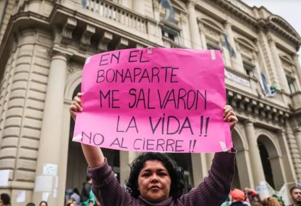 Más de 200 despidos en el Hospital Bonaparte: el Gobierno va por el vaciamiento y desfinanciación.