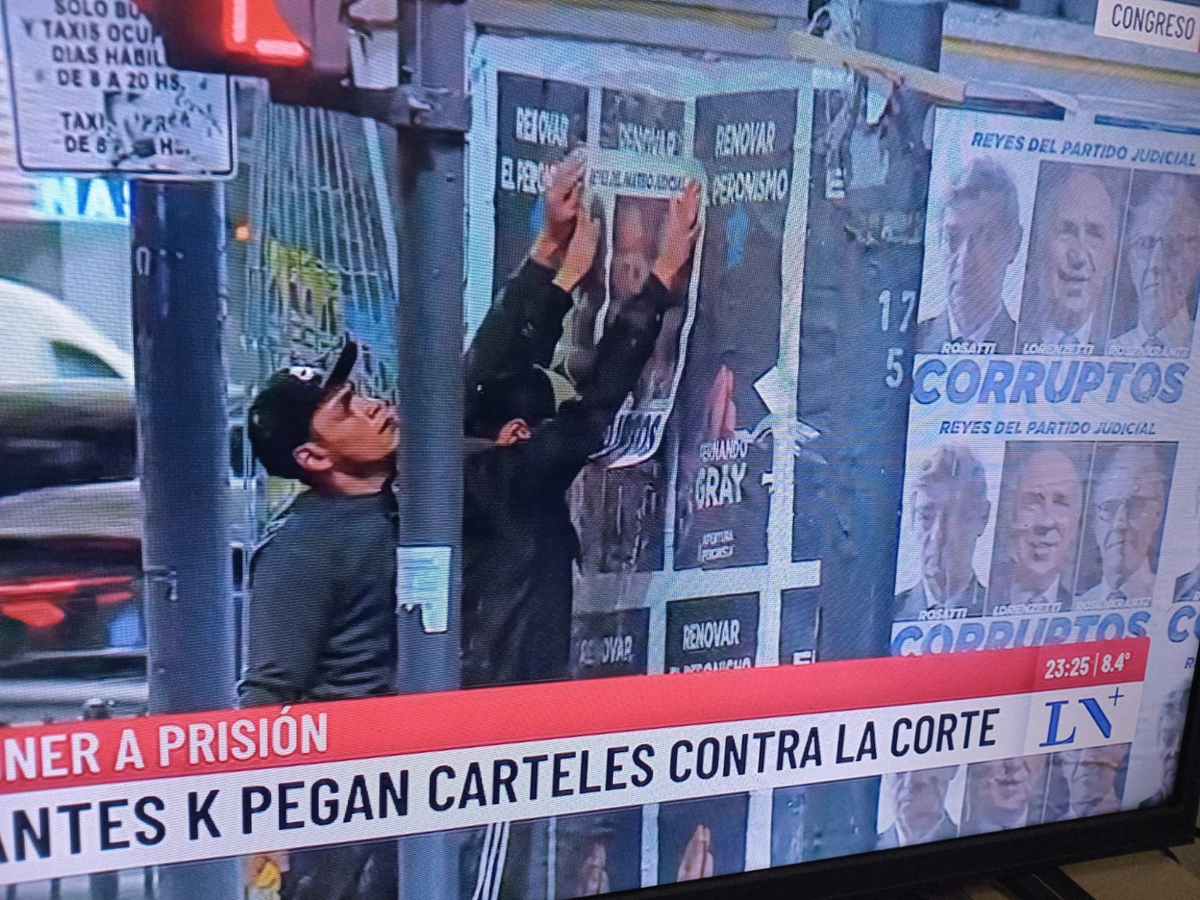 Primeros carteles kirchneristas contra la Corte Suprema: frente al parlamento nacional Primeros carteles kirchneristas contra la Corte Suprema: frente al parlamento nacional