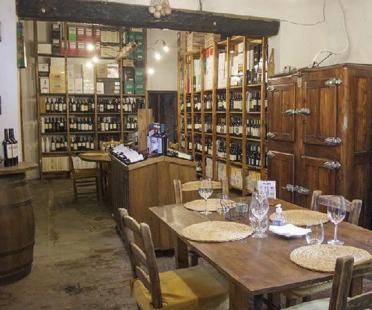 Cuenta con una cava de vinos con un sin fin de etiquetas para el turismo.