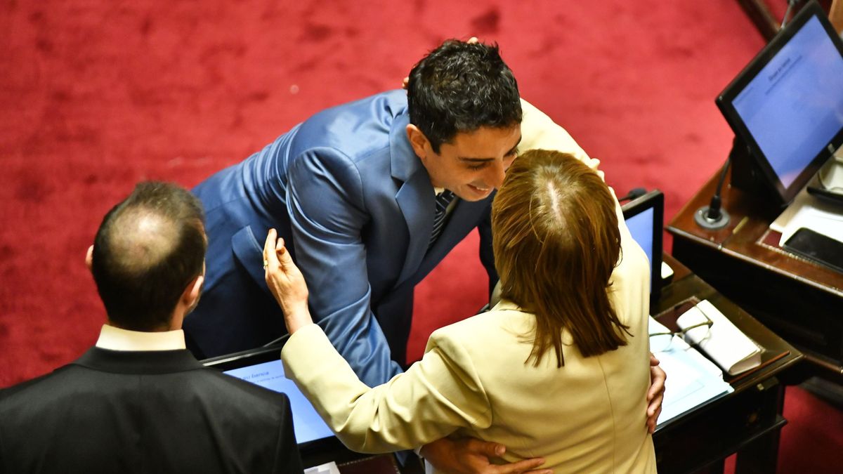 Enzo Fullone (LLA / Río Negro) juró como senador en lugar de Lorena Villaverde. Enzo Fullone (LLA / Río Negro) juró como senador en lugar de Lorena Villaverde.