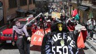 Manifestantes de Bolivia marchan por las calles de la capital pidiendo por la destitución de Rodrigo Paz. Manifestantes de Bolivia marchan por las calles de la capital pidiendo por la destitución de Rodrigo Paz.
