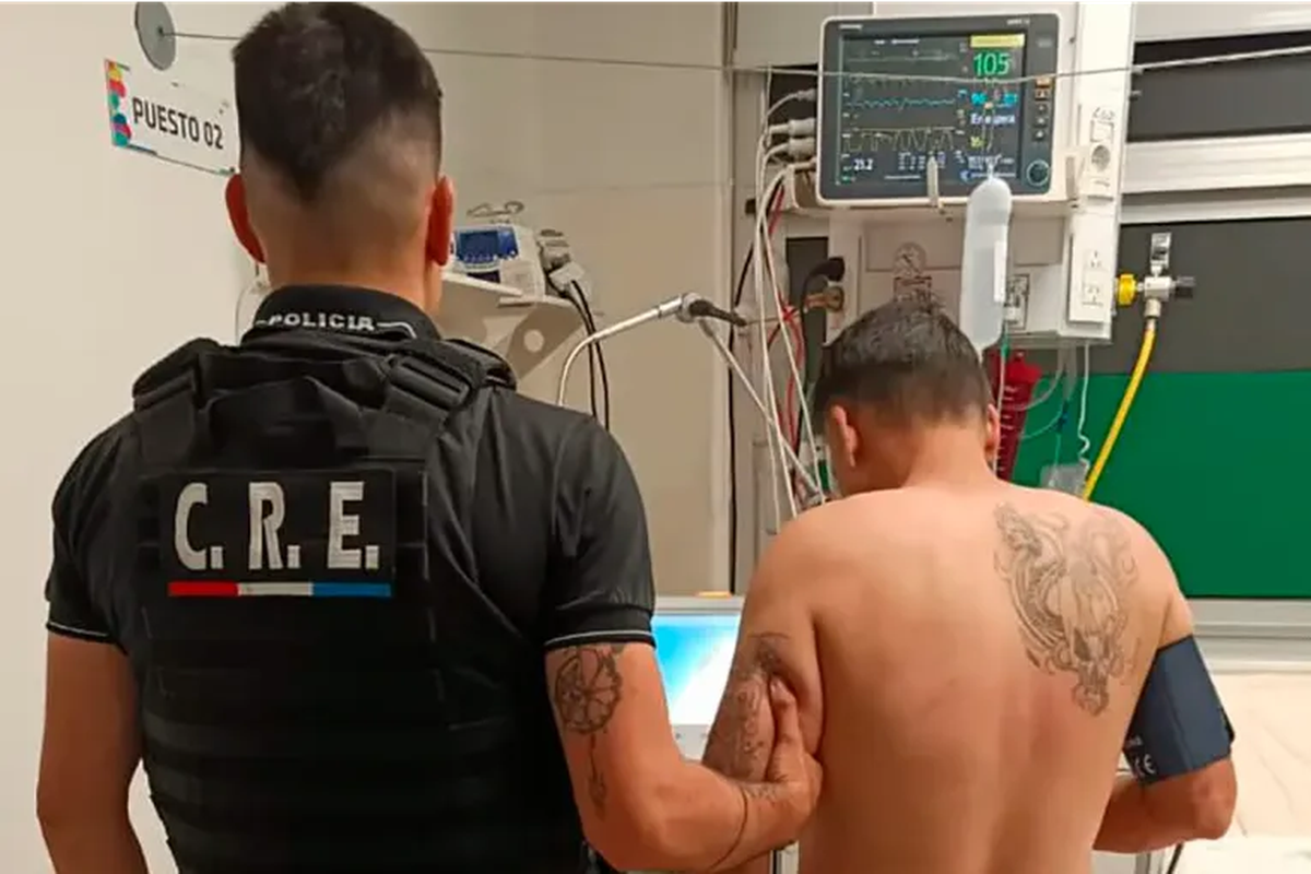 De acuerdo con los primeros reportes, el hombre fue interceptado cuando caminaba con una sábana blanca cubriéndose parcialmente el rostro, una mochila y varias cajas de cartón. De acuerdo con los primeros reportes, el hombre fue interceptado cuando caminaba con una sábana blanca cubriéndose parcialmente el rostro, una mochila y varias cajas de cartón.