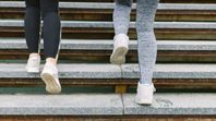 50 escalones en total por día es la suma de 27 por vez que recomienda Danillo Rosetti como uno de los ejercicios más efectivos en fisioterapia para los adultos mayores que superan los 60 años. 50 escalones en total por día es la suma de 27 por vez que recomienda Danillo Rosetti como uno de los ejercicios más efectivos en fisioterapia para los adultos mayores que superan los 60 años.