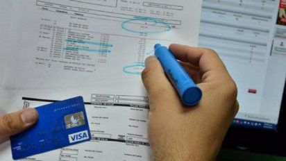 Reclamo a los bancos que adelantaron el vencimiento de las tarjetas de crédito