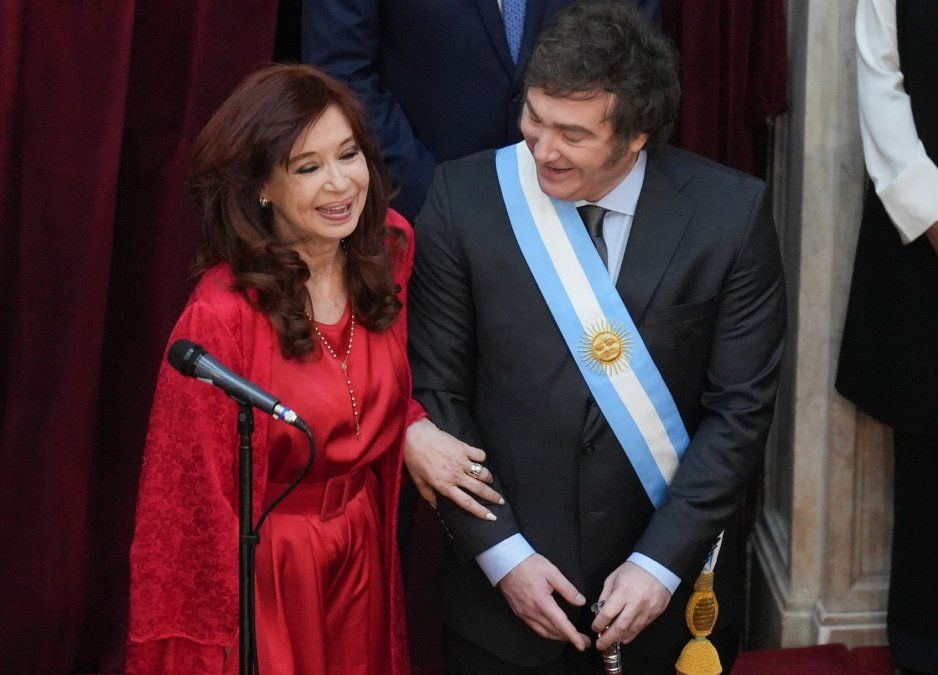 El kirchnerismo y Milei se insultan en la azotea pero acuerdan en los sótanos.