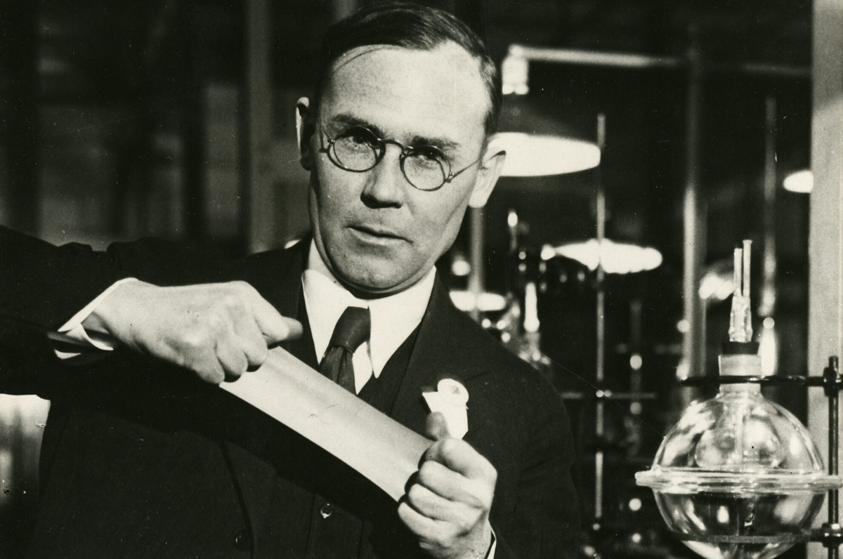 El nylon se inventó en los laboratorios de la empresa química estadounidense DuPont en 1937. Allí, el equipo de científicos dirigidos por Wallace Hume Carothers descubrió accidentalmente un polímero que se estiraba sin perder su resistencia.