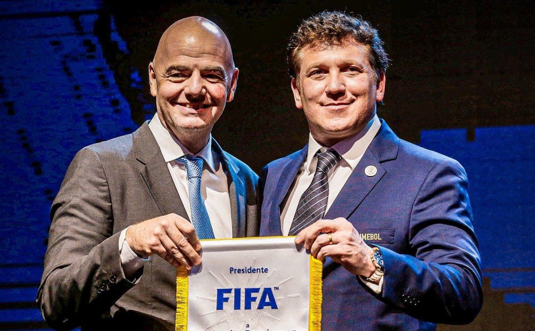 Gianni Infantino y Alejandro Domínguez, los presidentes de FIFA y Conmebol que organizan el Mundial 2030.